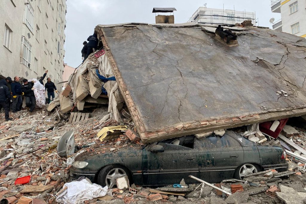 Turchia: 2.200 feriti per una forte scossa di terremoto di magnitudo 7.8. Scosse anche in Italia e in Cina