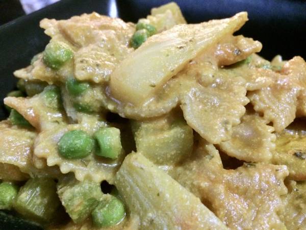 Pasta Integrale Vegana con Piselli, Finocchio e Pesto: Un Tripudio di Sapori e Salute